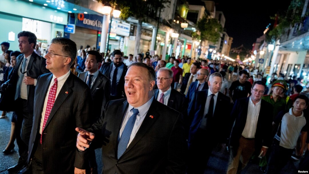 Menlu AS Mike Pompeo, bersama Dubes AS untuk Vietnam, Daniel Kritenbrink di Hanoi, Vietnam, 8 Juli 2018. 