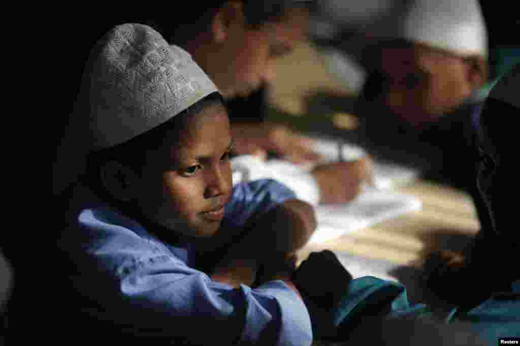 Seorang siswa Madrasah membaca Quran dalam bulan suci Ramadan di Old Dhaka, Bangladesh, 1 Juli 2014.