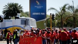 La South African Cabin Crew Association et les membres de l'Union nationale des métallurgistes manifestent au SAA Airways Park de Kempton Park, en Afrique du Sud, le Vendredi 15 novembre 2019,