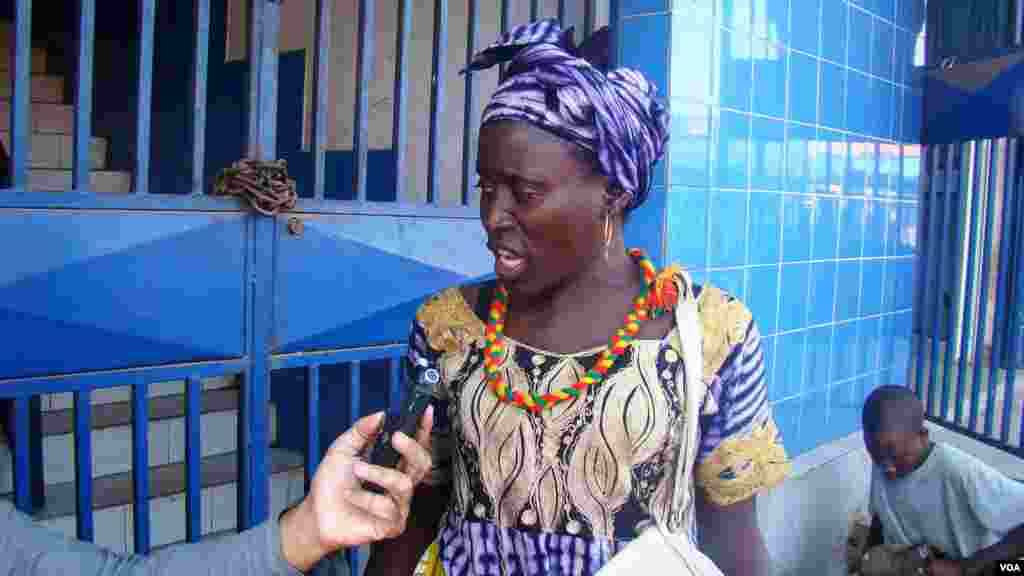 Mulheres respondem a questões da Voz da América, no mercado de Bandim, na capital Bissau, dias antes das Eleições Gerais de 13 de Abril de 2014 Guiné-Bissau