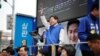 Lee Jae-myung, pemimpin Partai Demokrat, oposisi utama, melambaikan tangan kepada pendukungnya selama kampanye pemilihan parlemen ke-22 di Seoul, Korea Selatan, 8 April 2024. (Foto: REUTERS/Kim Hong-Ji)