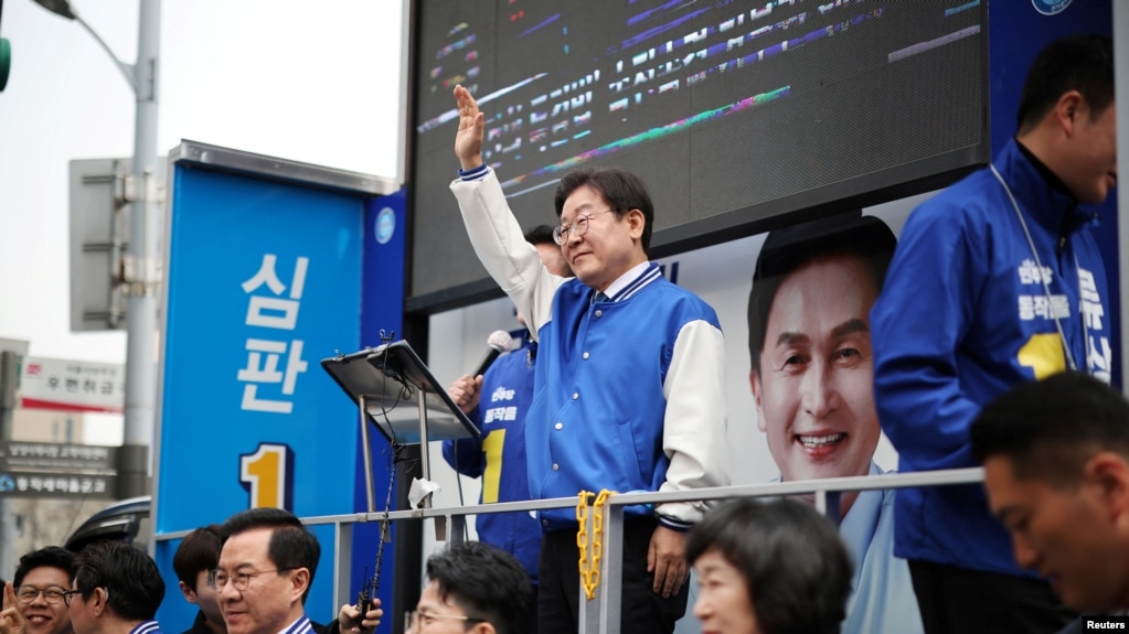 韩国最大在野党共同民主党（DP）领袖李在明2024年4月8日出席一场竞选活动。（路透社）(photo:VOA)