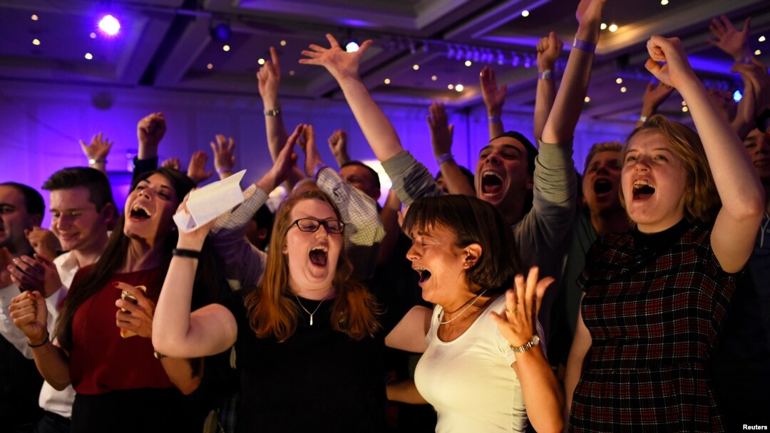Para pendukung persatuan dengan Inggris berseru senang dengan hasil referendum yang memihak mereka, di Glasgow (19/9). (Reuters/Dylan Martinez)