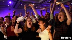 Para pendukung persatuan dengan Inggris berseru senang dengan hasil referendum yang memihak mereka, di Glasgow (19/9). (Reuters/Dylan Martinez)