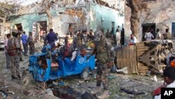 Les forces de sécurité déployées après une attaque à la voiture piégée à Mogadiscio, Somalie, 22 mars 2018. 