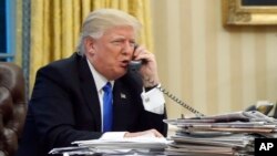 Presiden AS Donald Trump melakukan pembicaraan telepon di Gedung Putih (foto: dok).