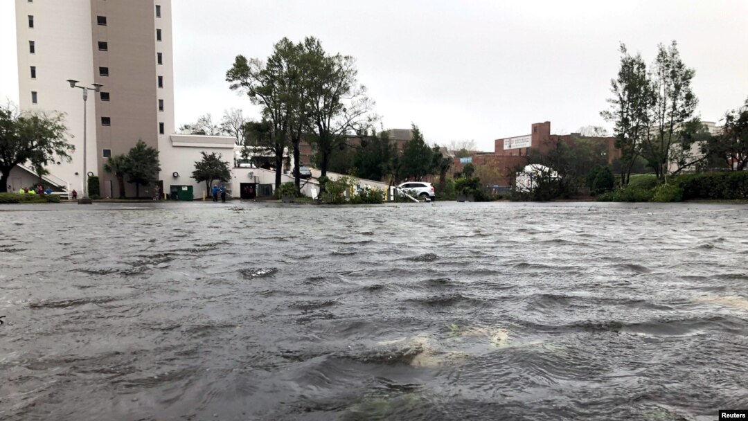 Jalanan di kota Wilmington, North Carolina, tergenang banjir akibat badai Florence, Jumat (14/9). 