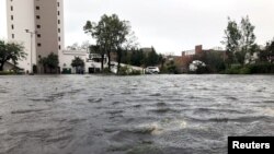 Jalanan di kota Wilmington, North Carolina, tergenang banjir akibat badai Florence, Jumat (14/9). 