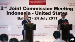 Indonesian Foreign Minister Marty Natalegawa, right, and U.S. Secretary of State Hillary Rodham Clinton, left, attend their joint press conference at a Joint Commission meeting between the two countries in Nusa Dua, Bali, Indonesia, Sunday, July 24, 2011.