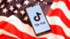El logotipo de Tik Tok se muestra en el teléfono inteligente sobre la bandera de EEUU en esta fotografía ilustrativa tomada el 8 de noviembre de 2019. REUTERS/Dado Ruvic