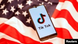 El logotipo de Tik Tok se muestra en el teléfono inteligente sobre la bandera de EEUU en esta fotografía ilustrativa tomada el 8 de noviembre de 2019. REUTERS/Dado Ruvic