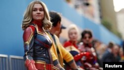 Para penggemar menghadiri penayangan perdana film "Captain Marvel" di Los Angeles, California, 4 Maret 2019. (REUTERS/Mario Anzuoni)