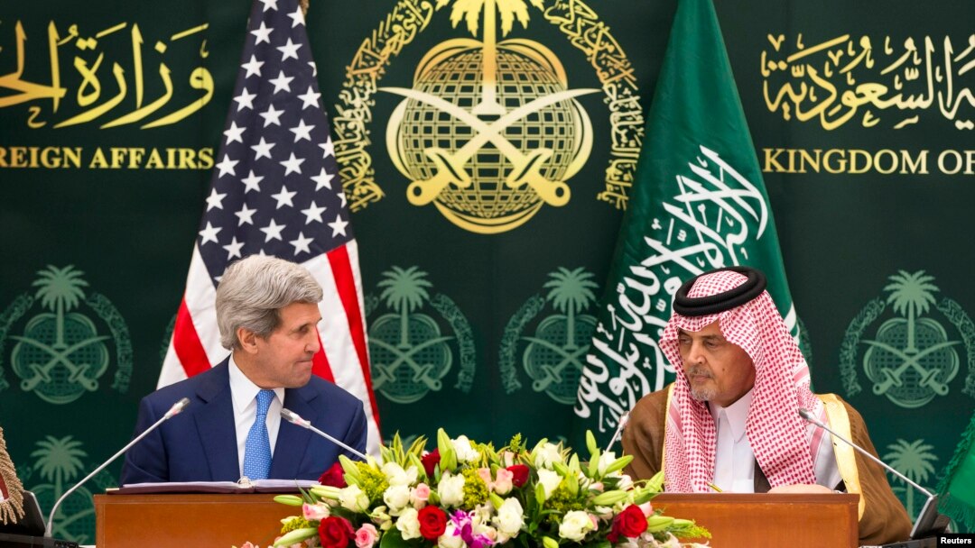 AQSh Davlat kotibi Jon Kerri (chapda) Saudiya Arabistoni Tashqi ishlar vaziri Saud ibn Faysal ibn Abdulaziz al-Saud bilan matbuot anjumanida, Riyod, 5-mart, 2015-yil