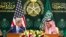 AQSh Davlat kotibi Jon Kerri (chapda) Saudiya Arabistoni Tashqi ishlar vaziri Saud ibn Faysal ibn Abdulaziz al-Saud bilan matbuot anjumanida, Riyod, 5-mart, 2015-yil
