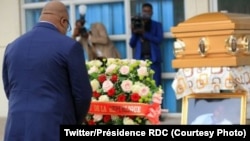 Président Félix Tshisekedi atiki fololo liboso ya sanduku ya nzoto ya Charles Kilosho, moko na basungi baye, na lopitalo ya Cinquantenaire, Kinshasa, 26 mai 2020. (Twitter/Présidence RDC)