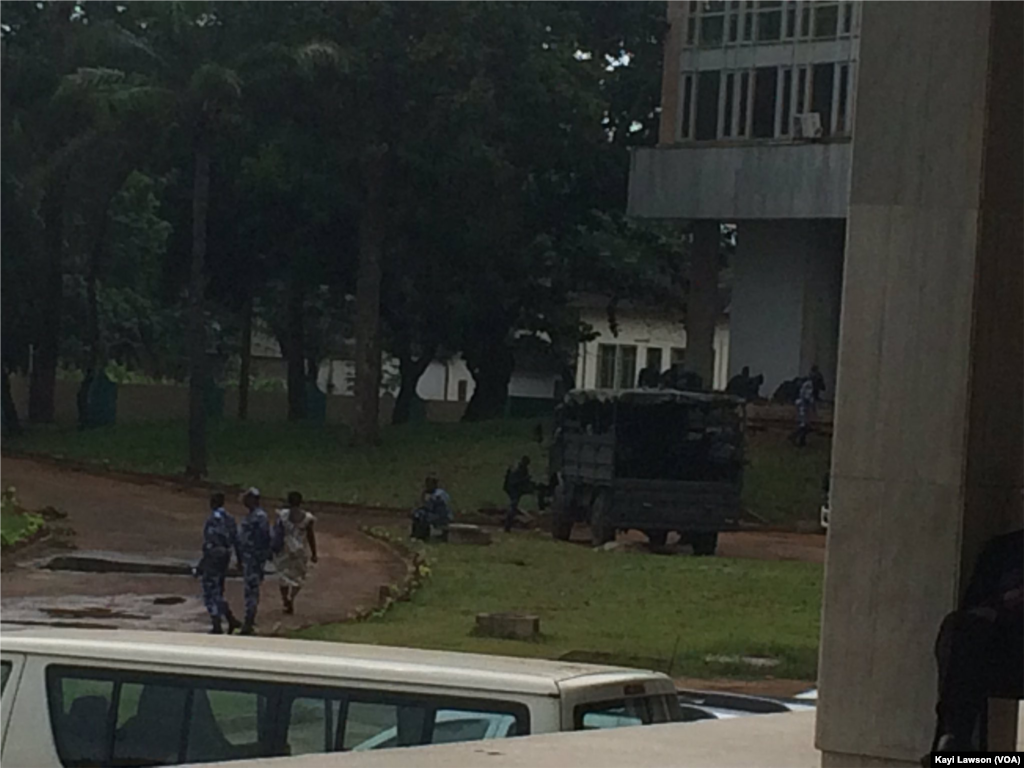 Le siège du parlement sous haute surveillance policière à Lomé, Togo, le 12 septembre 2017. (VOA/Kayi Lawson)