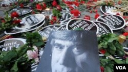 Para pendukung wartawan Hrant Dink yang menuntut keadilan atas terbunuhnya wartawan etnis Armenia tersebut, meletakkan bunga di luar kantor Harian Agos, di istanbul, Turki (19/1).