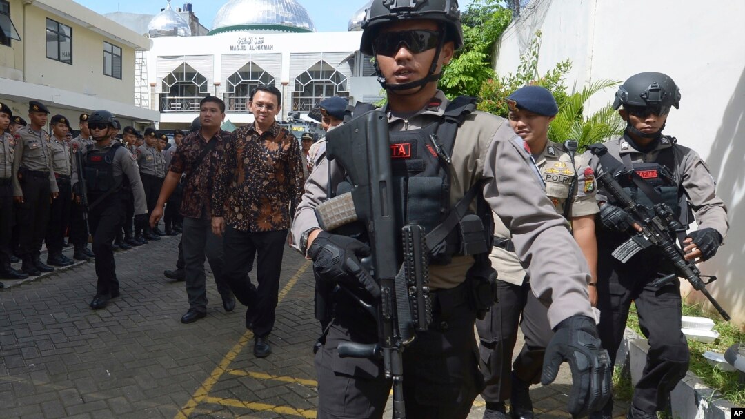 Gubernur nonaktif Jakarta Basuki "Ahok" Tjahaja Purnama, dikawal polisi anti-teror saat meninggalkan Pengadilan Jakarta Utara (20/12). (AP/Adek Berry)