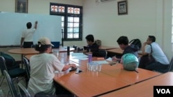 Suasana tempat kursus bahasa Ibrani di Jakarta. (Foto: VOA/Fathiyah)