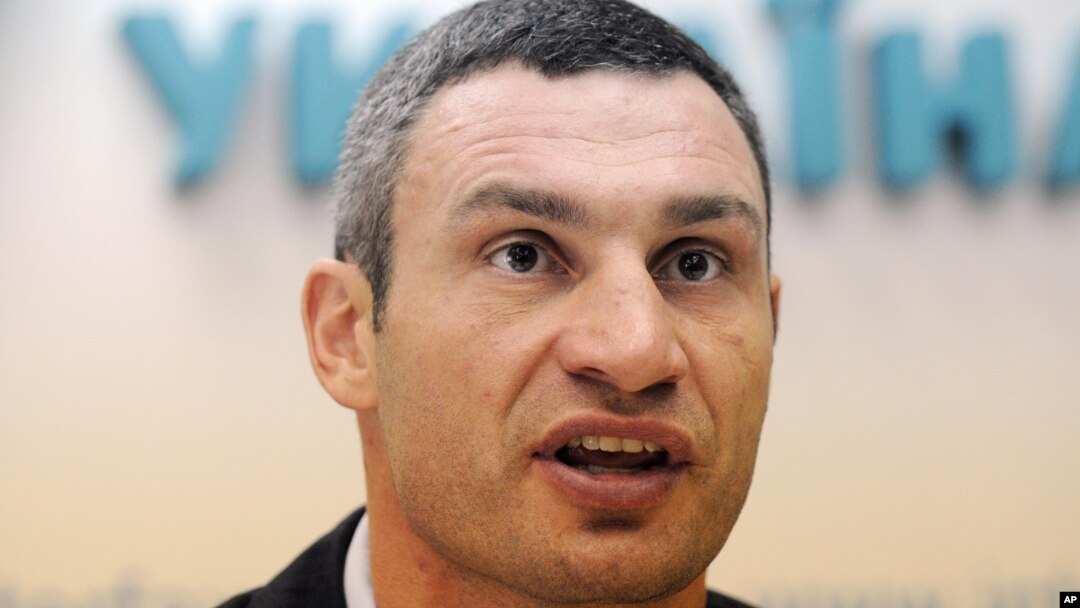 Đương kim vô địch quyền anh hạng nặng thế giới Vitali Klitschko là võ sĩ thứ tư trên thế giới, sau Muhammad Ali, Evander Holyfield và Lennox Lewis, giành chức vô địch quyền anh hạng nặng được 3 lần
