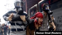 便衣警員拘捕示威者