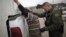 Un agente de la patrulla fronteriza detiene a un indocumentado en San Ysidro, California. 