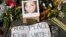 Hoa và di ảnh của Heather Heyer, được đặt tại nơi Heather Heyer thiệt mạng tại Charlottesville, Va., ngày 13/8/2017 khi một chiếc xe đâm vào đám đông biểu tình.