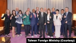 台湾外交部政务次长陈明祺(右7)在台北欢迎美国南部地区州议会领袖访问团。(2026年10月21日)