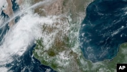 Imagen satelital -tomada a las 12:40 hora del este de EEUU el 13 de septiembre de 2024, publicada por la Oficina Nacional de Administración Oceánica y Atmosférica de Estados Unidos (NOAA)- muestra la tormenta tropical Ileana en Baja California Sur, México.