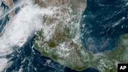 Esta imagen satelital tomada a las 12:40 pm ET del 13 de septiembre de 2024, proporcionada por la Administración Nacional Oceánica y Atmosférica de EEUU, muestra la tormenta tropical Ileana en Baja California Sur, México. 