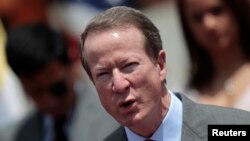 El secretario de Estado adjunto, William Brownfield, dijo que denuncia de periódico español sobre actividad del narcotráfico en Venezuela "no es incongruente". 