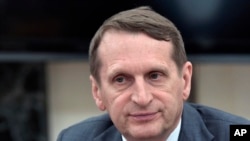 Sergei Naryshkin, Kepala Badan Intelijen Luar Negeri Rusia menghadiri pertemuan Komisi Kerja Sama Teknis Militer dengan Presiden Rusia Vladimir Putin di Kremlin di Moskow, Rusia, 24 Juni 2019. (Foto: via AP)