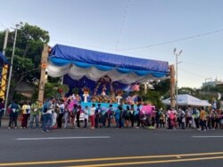 Ciudadanos hacen fila en un altar a la virgen colocado por el estado en Managua el 7 de diciembre de 2020. Foto de Daliana Ocaña, VOA.