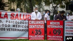 Petugas kesehatan melakukan protes di depan Kementerian Kesehatan Peru, di Lima , 26 Agustus 2020. (Foto: ERNESTO BENAVIDES / AFP)