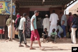 FILE - Orang-orang berbaris di depan toko roti selama gencatan senjata di Khartoum, Sudan, 27 Mei 2023. (Marwan Ali/AP)