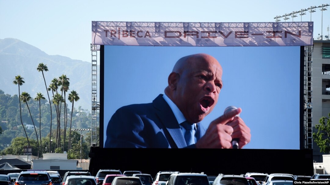 Una valla anuncia el documental estrenado en California "John Lewis: Good Trouble," sobre el histótico activista por los derechos civiles, John Lewis, fallecido recientemente.