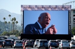 El representante John Lewis es visto en pantalla en una escena de la película documental "John Lewis: Good Trouble", en la noche de apertura del Tribeca Drive-In, el 2 de julio de 2020, en el Rose Bowl en Pasadena, California.