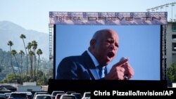 Una valla anuncia el documental estrenado en California "John Lewis: Good Trouble," sobre el histótico activista por los derechos civiles, John Lewis, fallecido recientemente.