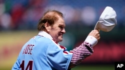 ARCHIVO - El exjugador de los Filis de Filadelfia, Pete Rose, saluda con la gorra a los fanáticos durante un día de exalumnos, el 7 de agosto de 2022, en Filadelfia. (Foto AP/Matt Rourke, Archivo)