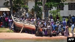 Des naufragés secourus après un accident sur le lac Victoria, le 22 septembre 2018.