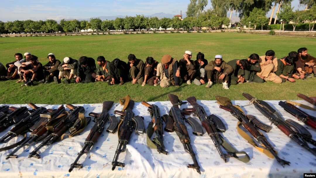 Kombatan ISIS yang menyerah kepada pemerintah Afghanistan ditampilkan di hadapan media di Jalalabad, 17 November 2019.