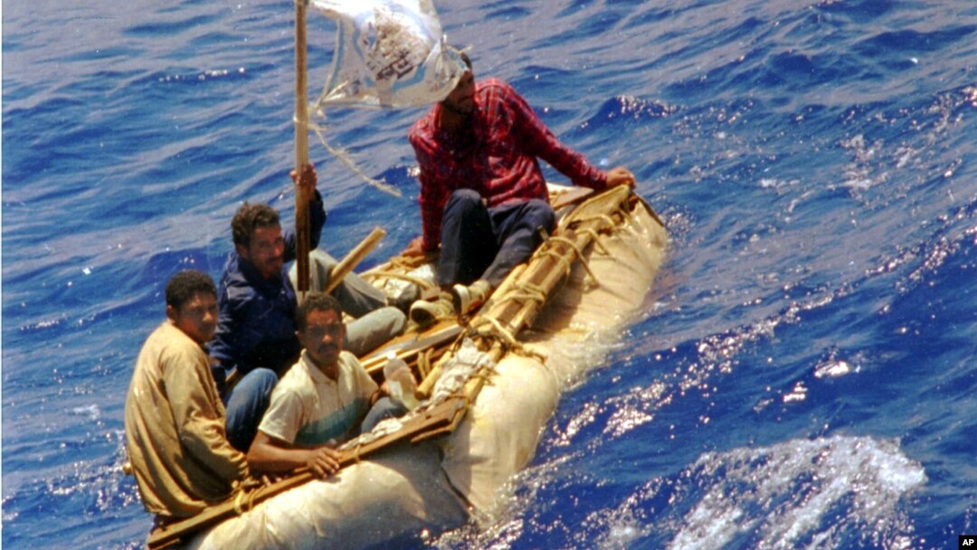 ARSIP - Para pengungsi Kuba terombang-ambing di laut bergelombang tinggi 60 mil sebelah selatan Key West, Florida (26/8/1994). (foto: AP Photo/Dave Martin, Arsip)
