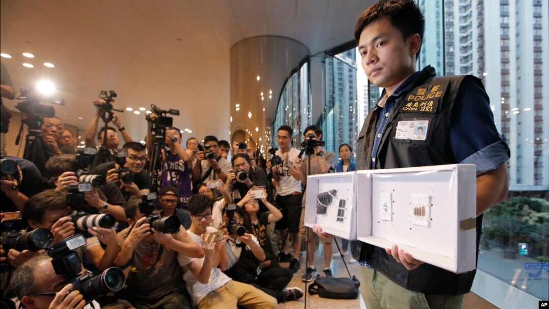 警方展示枪击案中使用的枪支