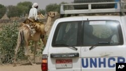 Konvoi UNHCR melewati pria penunggang unta di kamp pengungsi Um Shalaya di Al-Geneina, Darfur. (Foto: Dok)