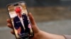 Користувачка показує сторінку @realdonaldtrump у TikTok, Вашингтон, США, 19 січня 2025 року. REUTERS/Шеннон Степлтон