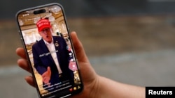 Користувачка показує сторінку @realdonaldtrump у TikTok, Вашингтон, США, 19 січня 2025 року. REUTERS/Шеннон Степлтон