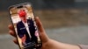 Žena pozira sa svojim pametnim telefonom prikazujući @ realdonaldtrump TikTok stranicu, Vašington, 19. januar, 2025. (Foto: REUTERS/Shannon Stapleton)