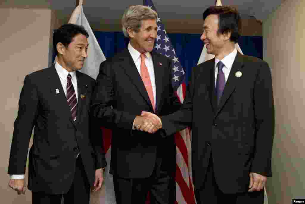 Japan's Foreign Minister Fumio Kishida (L), U.S. Secretary of State John Kerry and South Korea's Foreign Minister Yun Byung-se pose for a photograph before their group meeting at ASEAN in Brunei, July 1, 2013.
