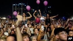 Ribuan penggemar musik menikmati Konser Musik "Tribe of Nova" di Tel Aviv, Israel, hari Kamis, 27 Juni 2024.