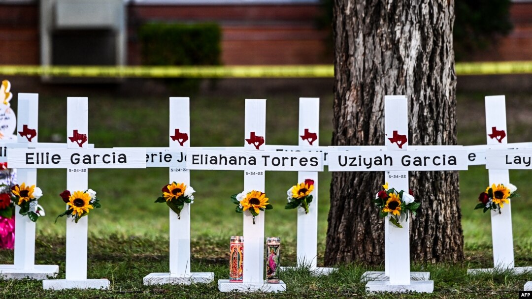 ARHIVA - Memorijal žrtavama masovnog ubistva u osnovnoj školi u Juvaldeu, u Teksasu (Foto: CHANDAN KHANNA / AFP)